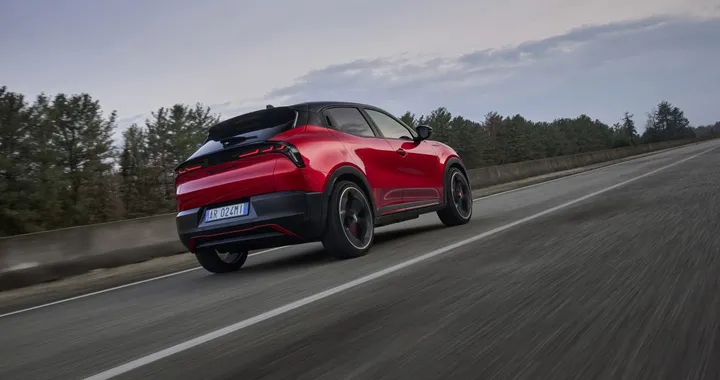 Richiami per Alfa Romeo Junior: problemi ai fari e al servosterzo