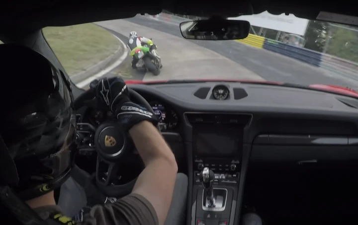 Una Kawasaki Ninja ZX-10R sfida una Porsche 911 GT3 RS al Nurburgring
