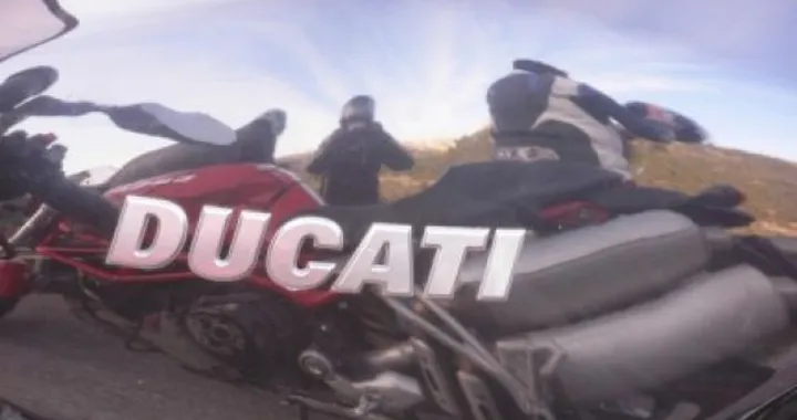Foto del giorno: "specchio della mia ducati, chi è il più monster del reame?"