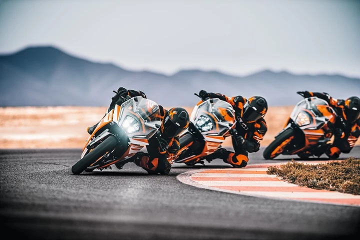 KTM RC 125 e RC 390 2022: design da MotoGP e caratteristiche tecniche da segmento superiore