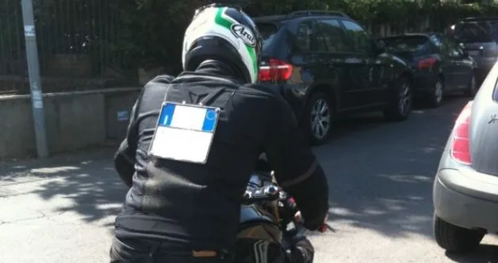 Foto del giorno: porta targa atipico (e fuori legge!)