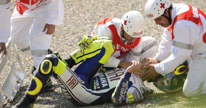 MotoGP: Valentino Rossi, intervento riuscito. 6 settimane di stampelle, 4/5 mesi di stop