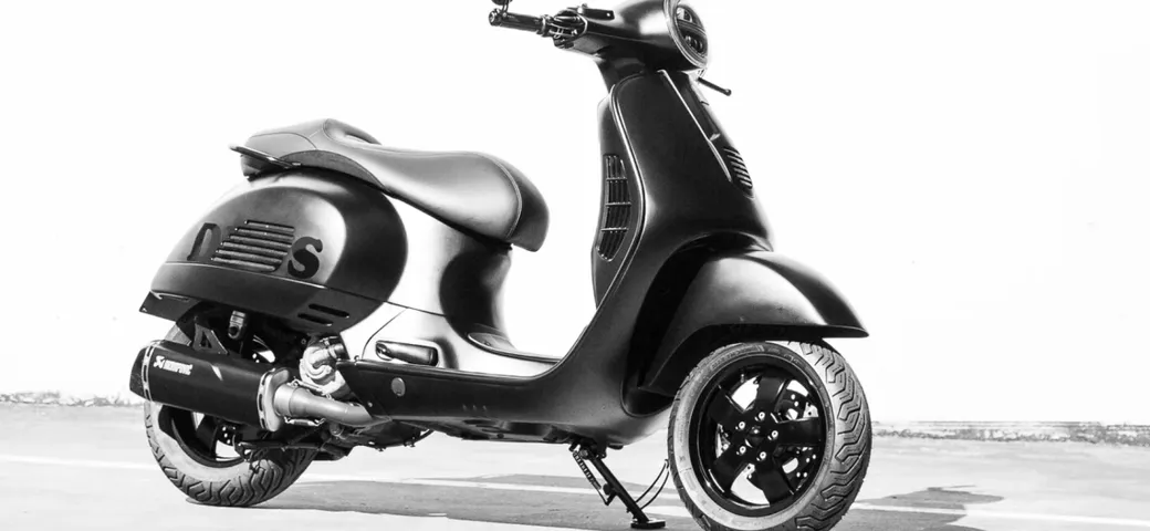 La Vespa 300 SuperSport diventa un capolavoro custom: ecco la 'Don't Panic'