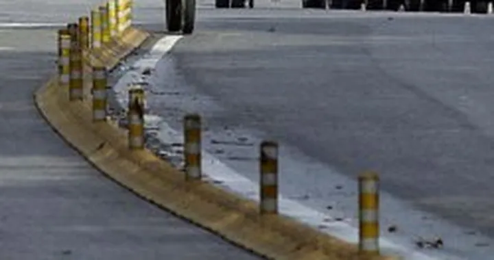 Sicurezza: perde la vita scivolando su un cordolo della corsia preferenziale