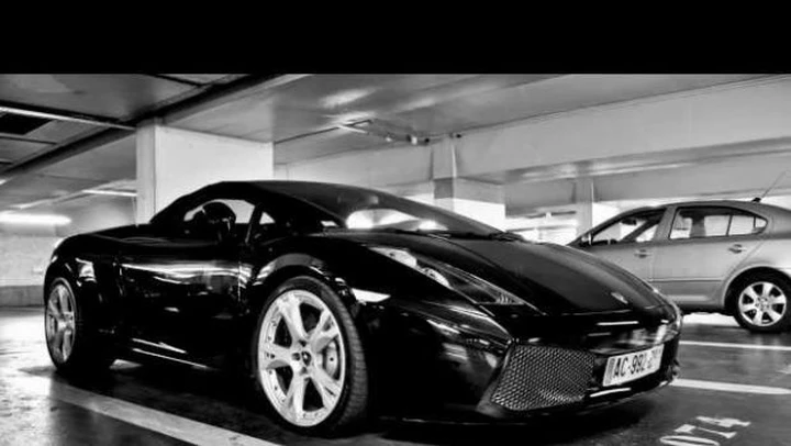 Parigi: incendio a Place Vendome, distrutte 15 supercar