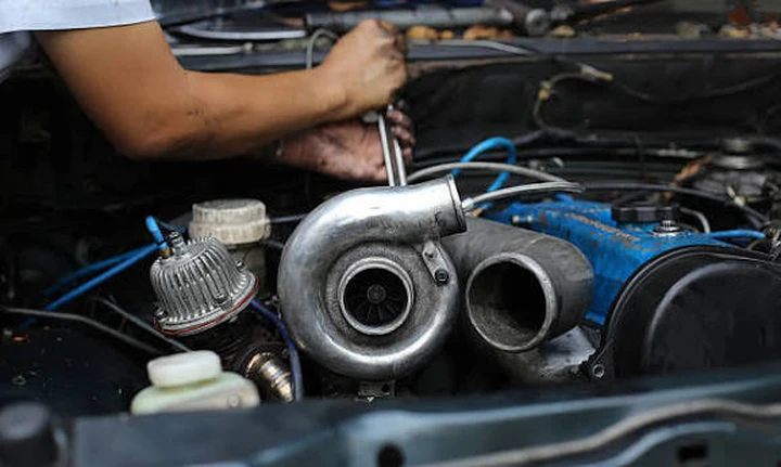 Auto turbo, il meccanico avverte: «Non aspettate 30.000 km per cambiare l'olio»