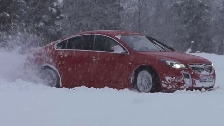 Opel Insignia OPC: sulla neve, in video
