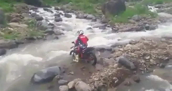 Guado in moto finito male