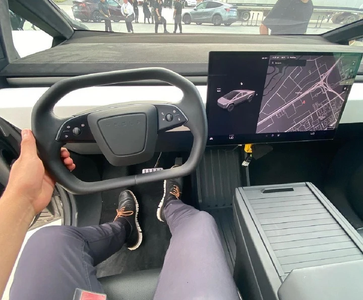 Tesla Cybertruck: nuovi dettagli su volante e interni