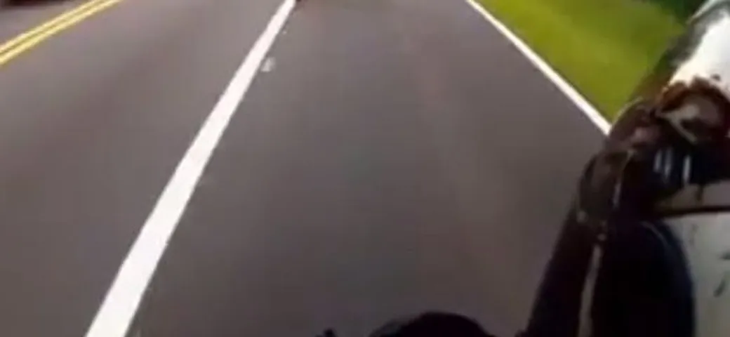 Epic fail: motociclista impenna, ma cade rovinosamente [Video]