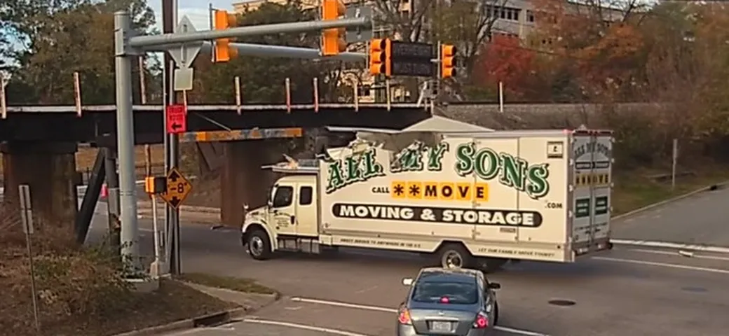 11foot8: il mini ponte incubo dei camion [Video]