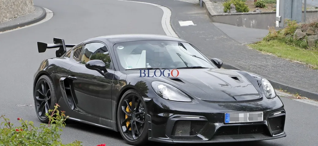 Porsche 718 Cayman GT4 RS: foto spia al Nurburgring