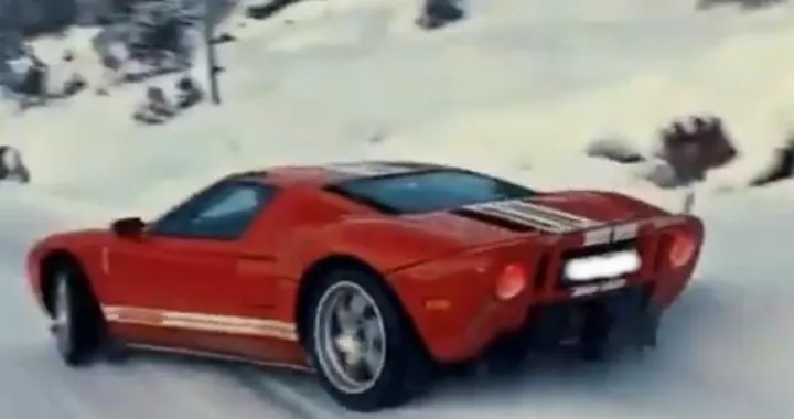 Ford GT danza con vigore sulla neve [Video]