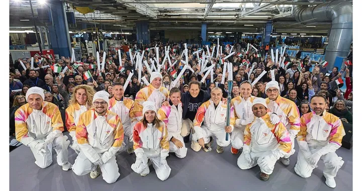 Stellantis accende la Fiamma a Mirafiori, la Fiat 500 Hybrid protagonista