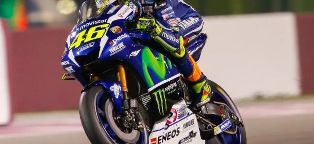 Valentino Rossi sfida Xavi a calcio: in campo anche Luca Marini