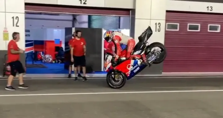 Miller come Razgatlioglu: rientro ai box in stoppie a Losail [Video]