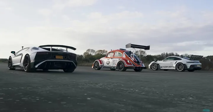 Lamborghini vs Porsche vs Maggiolino "Tesla": la drag race che non ti aspetti