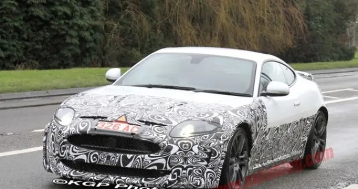Jaguar XKR: foto spia di un misterioro esemplare camuffato