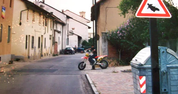 Foto del giorno: achtung,  motard!