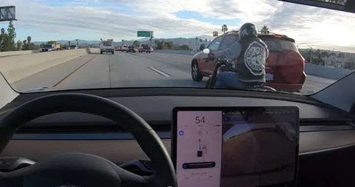 Guida autonoma: l'Autopilot di Tesla riesce a vedere le moto?