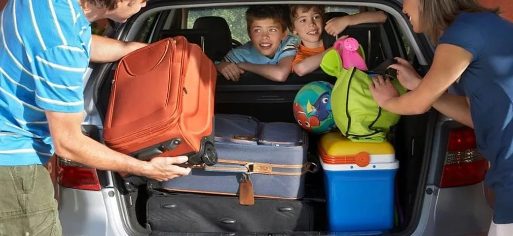 Genitori partono in auto per le vacanze, ma dimenticano il figlio