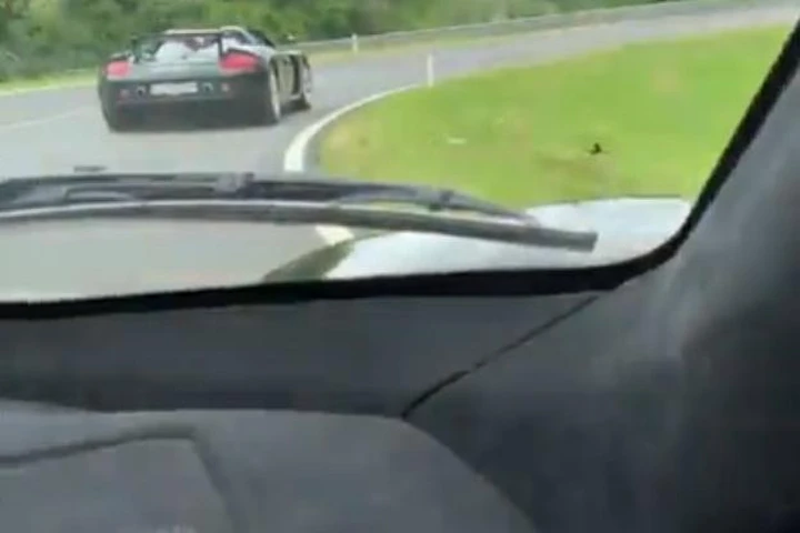 Ferrari LaFerrari Aperta danza dietro la Porsche Carrera GT [Video]