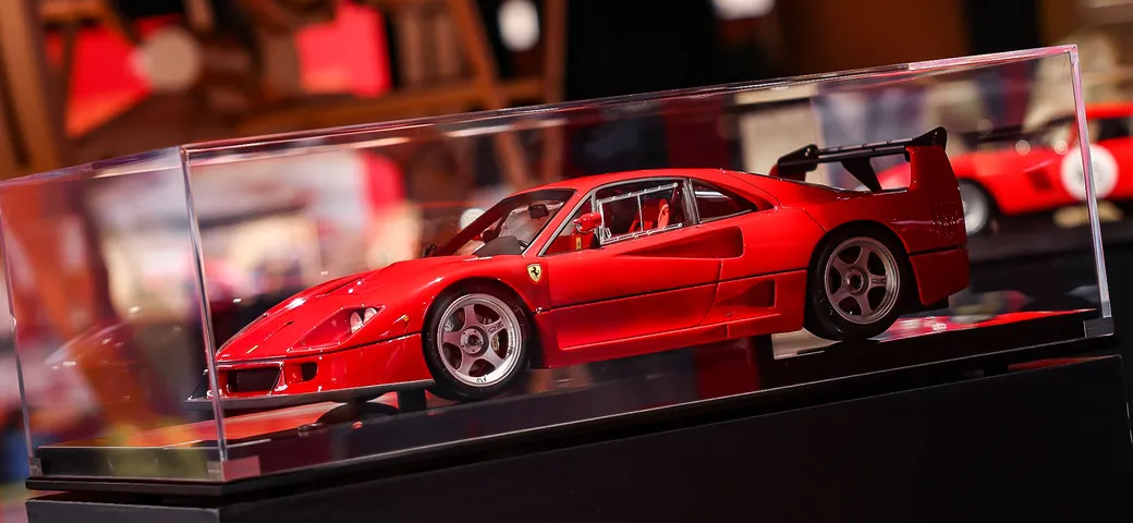 Ferrari F40 Competizione in scala 1:8 per sognare in salotto a Natale