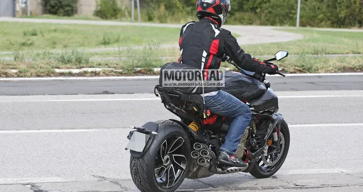 Ducati Diavel V4: le prime foto spia