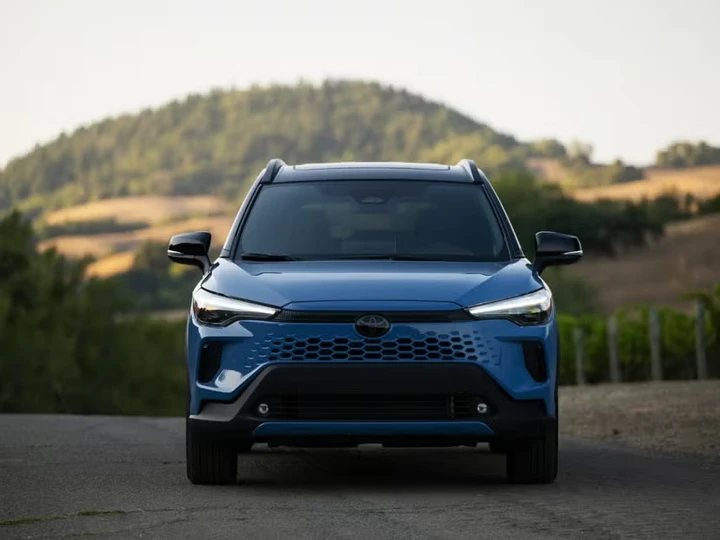 Toyota richiama Corolla Cross per un difetto al sistema sonoro. Rischio per i pedoni