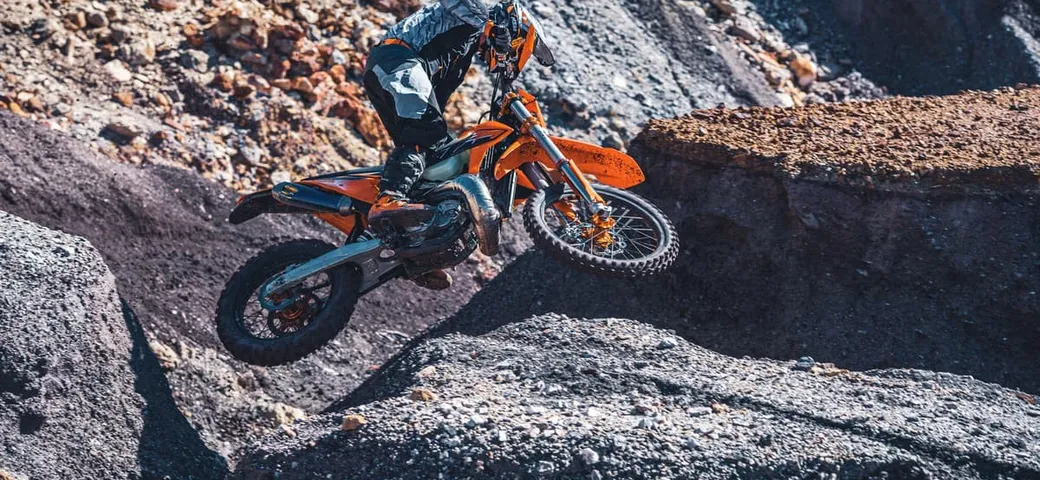 KTM EXC 2022, svelata la nuova gamma enduro: caratteristiche, prezzi e disponibilità
