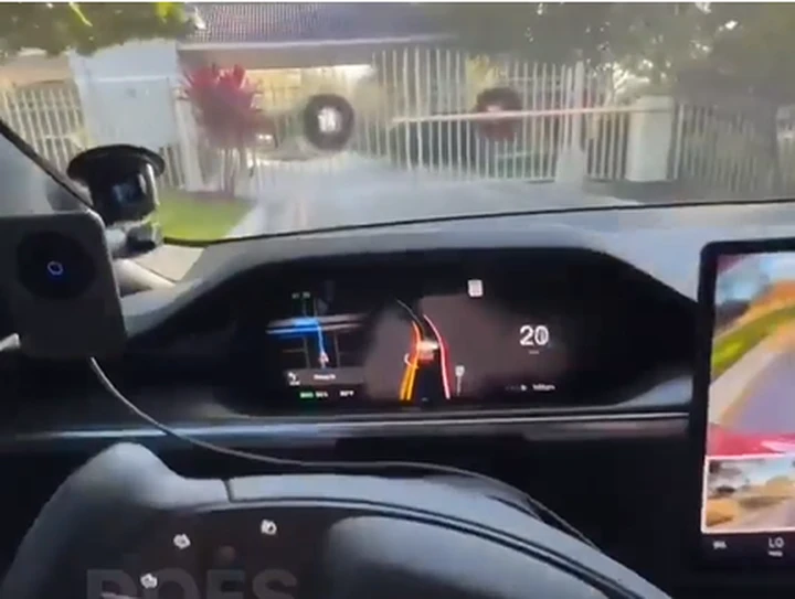 Tesla: l'Autopilot non vede un cancello, il guidatore evita il peggio [Video]