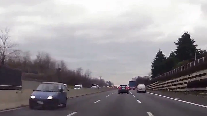 In contromano sulla A8, anche l'incidente è in video