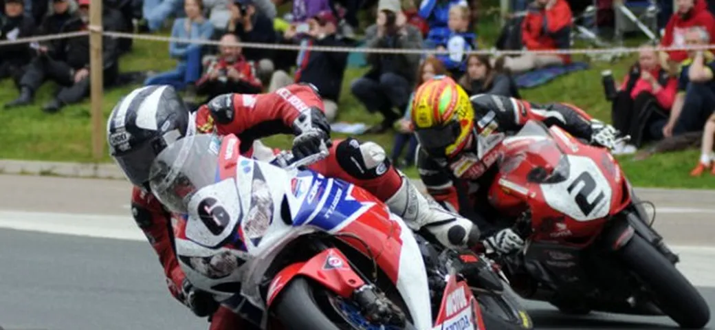 TT 2013: Michael Dunlop vince la prima gara Superbike, McGuinness firma il nuovo record