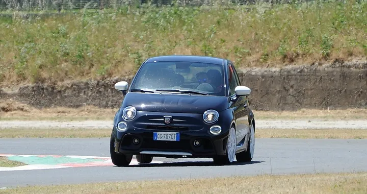 Abarth 695 Essesse: la prova su strada e in pista