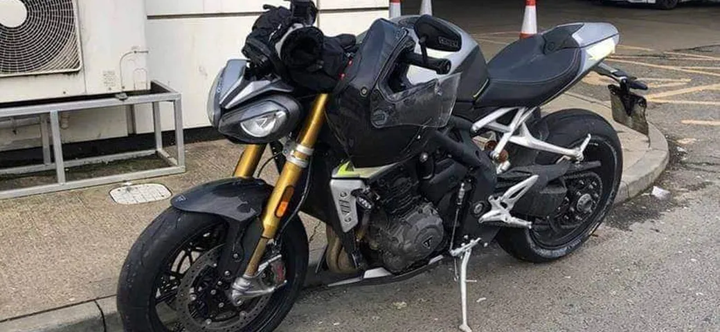 Triumph Speed Triple 1200: le foto spia ne rivelano l'aspetto