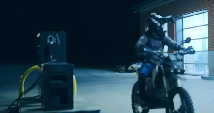 Silenziosa e letale: la moto elettrica che sembra un ninja della notte