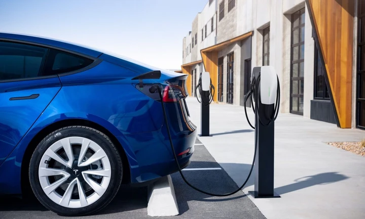 Hertz e il paradosso dell’auto elettrica: una Tesla Model 3 e la tassa sul carburante