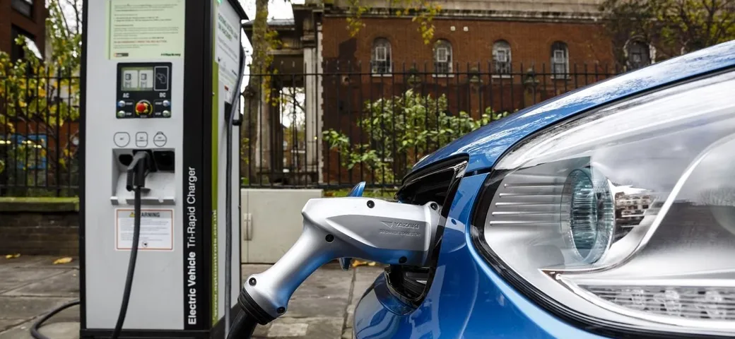 L'Europa propone lo stop alle auto a combustione dal 2035