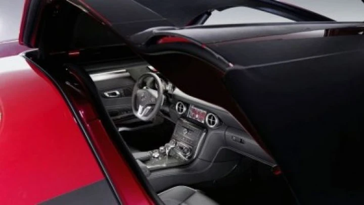 Mercedes SLS: le foto ufficiali degli interni ed i bozzetti della carrozzeria