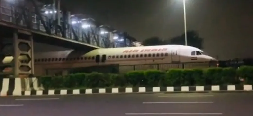 Aereo si incastra sotto un ponte durante il trasporto in India [Video]