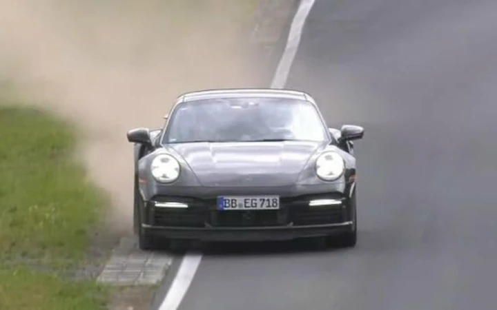 La Porsche 911 Turbo ibrida danza al Nurburgring [Video]
