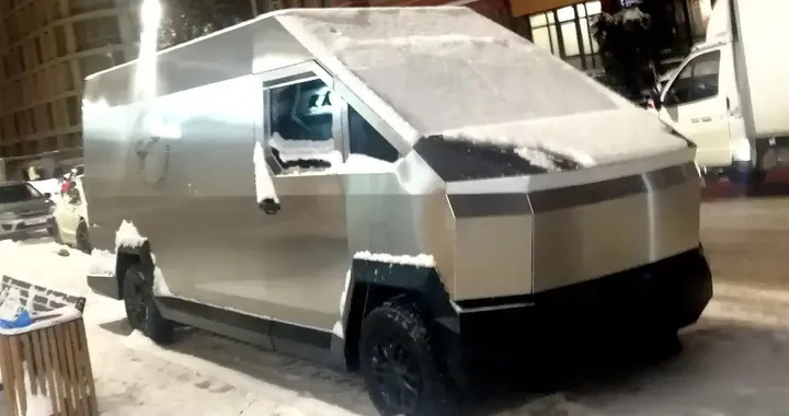 Appara la replica in stile van del Tesla Cybertruck: è russa