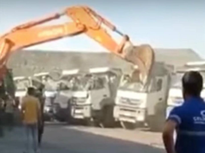 L'azienda non lo paga: con il bulldozer distrugge 5 camion [Video]