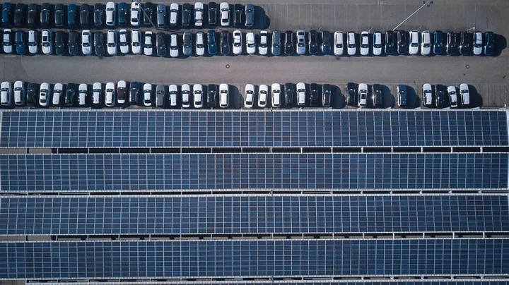 BMW: energia fotovoltaica generata sui tetti degli stabilimenti