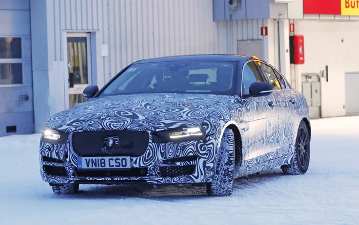 Jaguar XE: foto spia del restyling