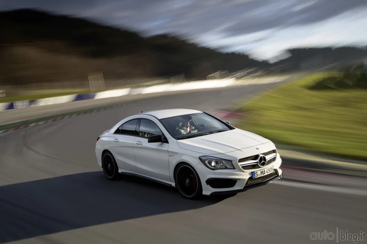 Mercedes-AMG CLA 45 e GLA 45: il 2.0 arriva a 381 cavalli