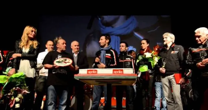 Max Biaggi festeggia a Noale, ringrazia gli uomini Aprilia e Correrà per un altro Anno/video