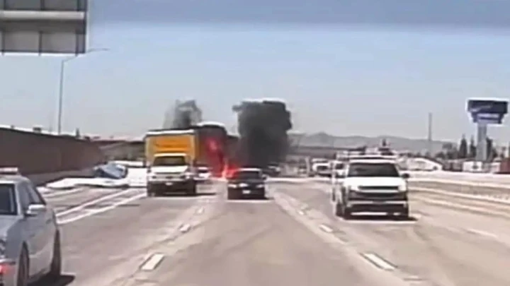 Aereo atterra in autostrada in modo fiammante [Video]