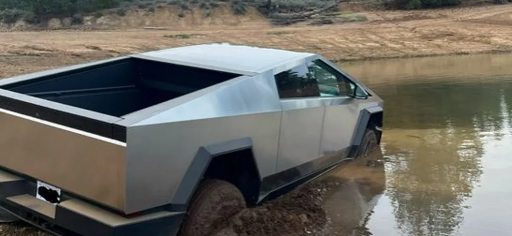 Tesla Cybertruck, non supera i guadi: le riparazioni sono costosissime