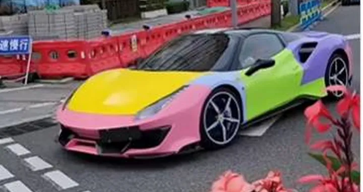 Una Ferrari 488 Spider a effetto arcobaleno gira a Singapore | Video